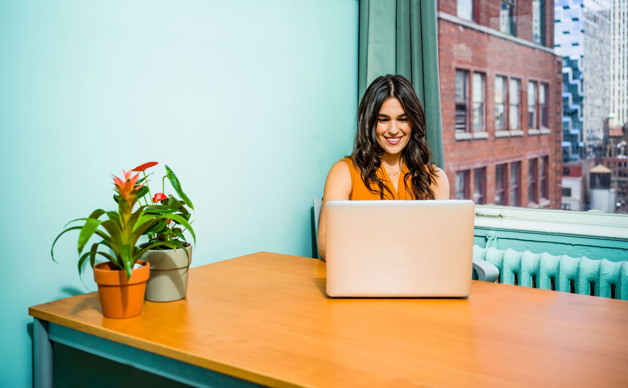 Accountant aan het werk achter haar laptop